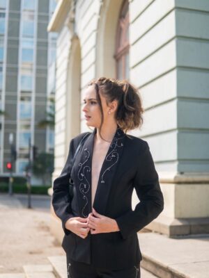 Blazer com lapela bordada em pedrarias